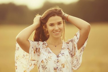 Kız yaz elbisesi çiçek tarlası, soyut yaz manzarası, kır çiçekleri sıcacık portre