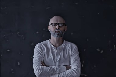 Geçmiş stres adamı, sakallı adam, üzgün olan.