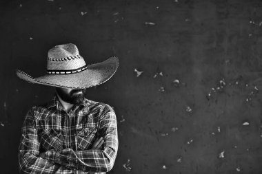 Hasır şapkalı bir adam, yüzünü gizliyor, kılık değiştirmiş bir adam, soyut country müzik tarzı Amerika 'nın batısında.