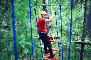 Erkek dağcı halat parkı, açık hava aktivite eğitimi, adam, adam ormanda aşırı hafta sonu