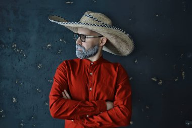 Gözlüklü, gri sakallı, şapkalı hippi adam. Duygusal model adam