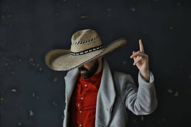 Hasır şapkalı bir adam, yüzünü gizliyor, kılık değiştirmiş bir adam, soyut country müzik tarzı Amerika 'nın batısında.