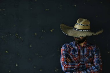 Hasır şapkalı bir adam, yüzünü gizliyor, kılık değiştirmiş bir adam, soyut country müzik tarzı Amerika 'nın batısında.