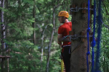 Erkek dağcı halat parkı, açık hava aktivite eğitimi, adam, adam ormanda aşırı hafta sonu