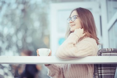 Mutlu sonbahar kafe süveter konsept görüş modeli gözlüklü