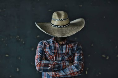 Hasır şapkalı bir adam, yüzünü gizliyor, kılık değiştirmiş bir adam, soyut country müzik tarzı Amerika 'nın batısında.