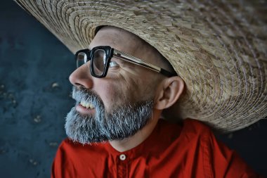 Gözlüklü, gri sakallı, şapkalı hippi adam. Duygusal model adam