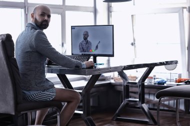 Evden uzaktan kumandalı erkek video konferansı ve ceket şakası.