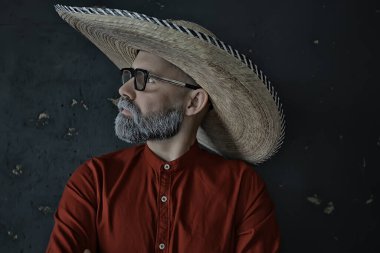 Gözlüklü, gri sakallı, şapkalı hippi adam. Duygusal model adam