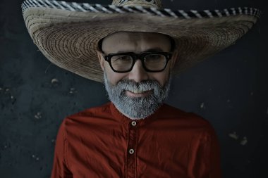 Gözlüklü, gri sakallı, şapkalı hippi adam. Duygusal model adam