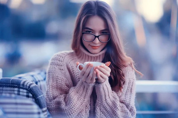 Mädchen Frühling Café Porträt Glücklich Junges Modell Posiert Mit Einer — Stockfoto