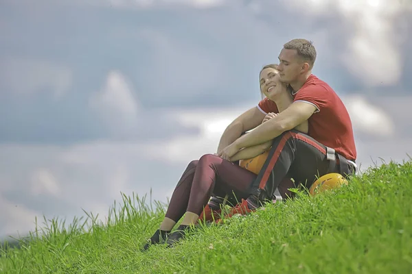 Amor Pareja Cascos Actividades Aire Libre Naturaleza Cuerda Escalada Parque — Foto de Stock