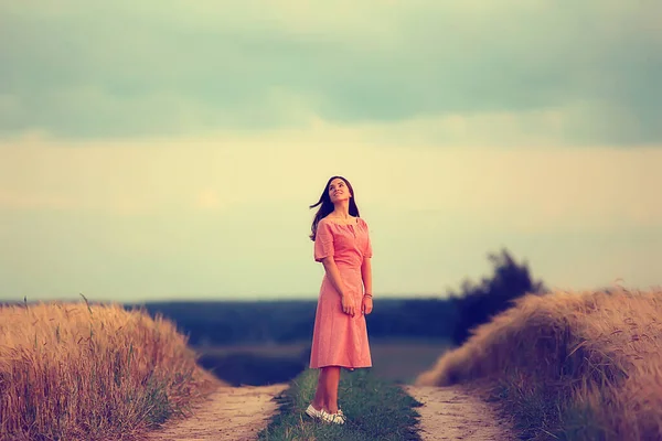 Campo Trigo Pôr Sol Menina Paisagem Verão Conceito Atividade Livre — Fotografia de Stock