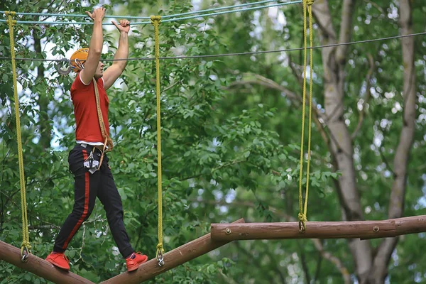 Męski Park Linowy Trening Aktywności Świeżym Powietrzu Facet Mężczyzna Ekstremalny — Zdjęcie stockowe