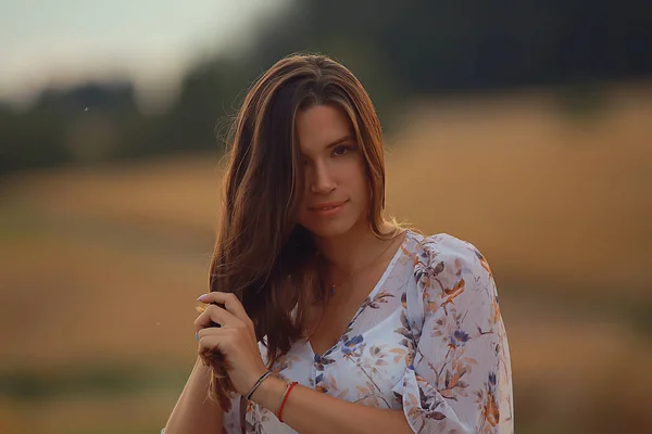 Yazın Genç Esmer Tarlada Uzun Saçlı Gün Batımında Poz Veren — Stok fotoğraf