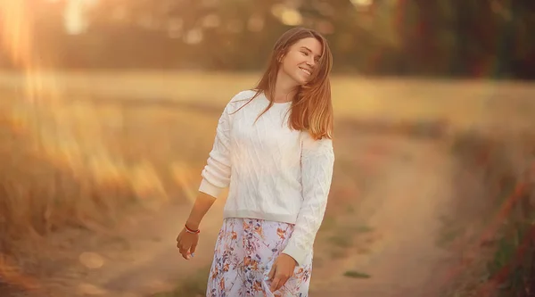 Χωράφι Σιτάρι Κορίτσι Ηλιοβασίλεμα Καλοκαιρινό Τοπίο Υπαίθρια Δραστηριότητα Έννοια Αφηρημένη — Φωτογραφία Αρχείου