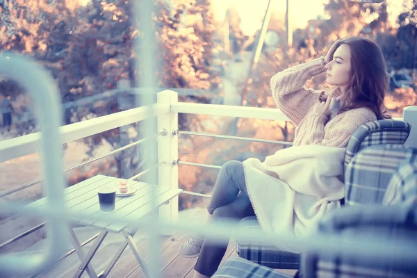 幸せな女の子秋のカフェセーターコンセプトビジョンモデルでメガネポーズ — ストック写真