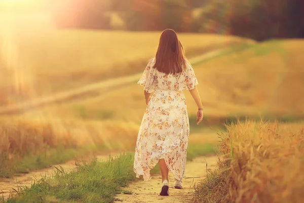 Donna Cammina Attraverso Campo Grano Estate Una Vista Dal Retro — Foto Stock