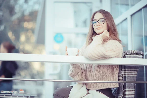 Flicka Våren Café Porträtt Glad Ung Modell Poserar Med Kopp — Stockfoto