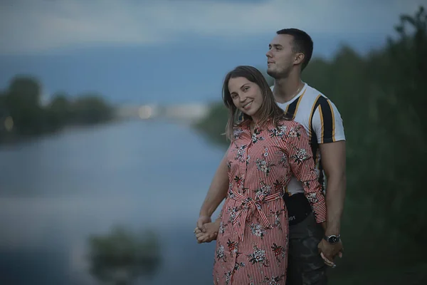 Pareja Enamorada Ciudad Tarde Hombre Una Mujer Paisaje Nocturno —  Fotos de Stock