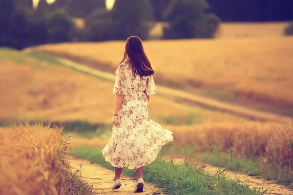 Menina Vestido Verão Dança Girando Vestido Estilo França Humor Felicidade — Fotografia de Stock