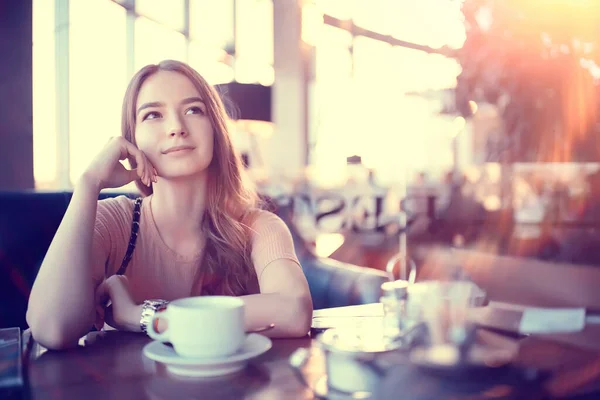 Dziewczyna Wiosna Cafe Portret Szczęśliwy Młody Model Pozowanie Filiżanką Kawy — Zdjęcie stockowe