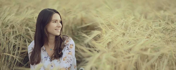 Feliz Chica Sonriente Verano Fondo Deslumbramiento Sol Rayos Estacional Cálido —  Fotos de Stock