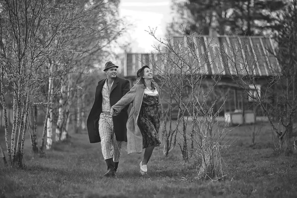 Vintage Cuplu Dragoste Sat Negru Alb Franceză Retro Stil Bărbat — Fotografie, imagine de stoc