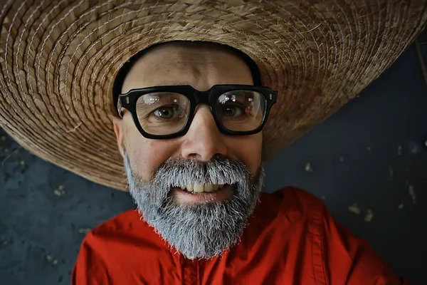 Tipo Hipster Gafas Con Una Barba Gris Sombrero Con Ala —  Fotos de Stock