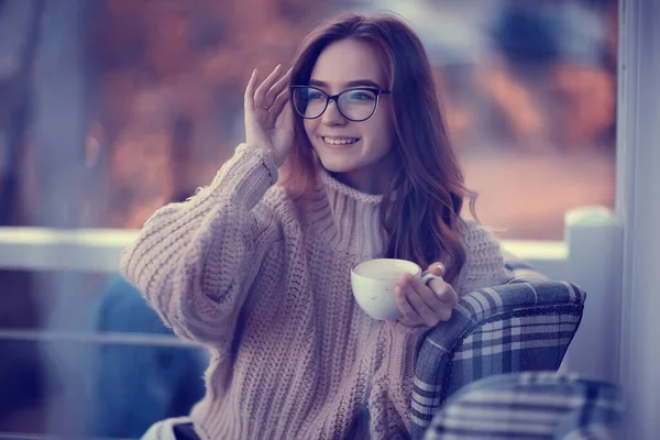 Boldog Lány Ősz Kávézó Pulcsi Koncepció Látás Modell Szemüveg Pózol — Stock Fotó