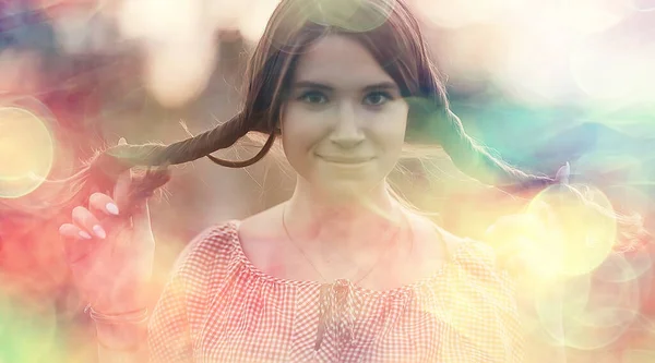 Erwachsenes Mädchen Mit Zwei Zöpfen Sommer Brünett Fröhliche Stimmung Lustig — Stockfoto