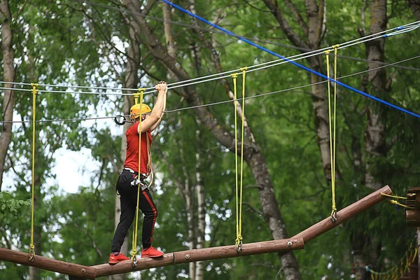 Męski Park Linowy Trening Aktywności Świeżym Powietrzu Facet Mężczyzna Ekstremalny — Zdjęcie stockowe