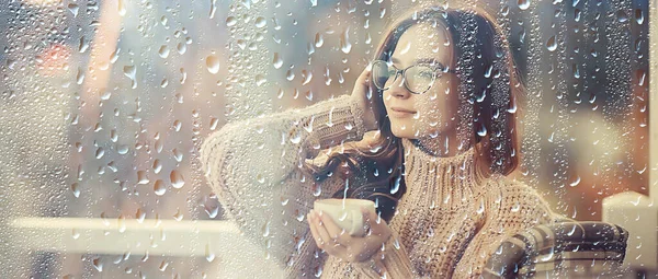 Café Otoño Día Lluvioso Chica Detrás Vaso Con Una Taza — Foto de Stock