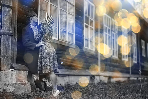 ヴィンテージカップルで愛の村黒と白のフランスレトロスタイルの男と女 — ストック写真