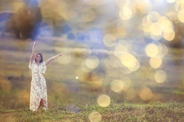 Natura Campo Estivo Ritratto Ragazza Piena Crescita Sullo Sfondo Paesaggio — Foto Stock