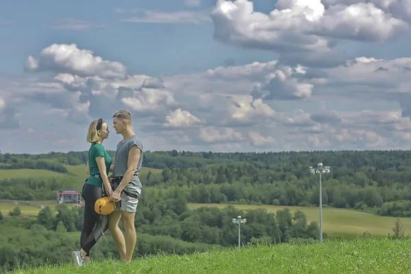 ヘルメットのカップルを愛し屋外活動自然ロープクライミング公園空に対して — ストック写真