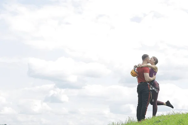 Kasklı Aşk Çifti Doğa Halatla Tırmanma Parkı Gökyüzüne Karşı — Stok fotoğraf