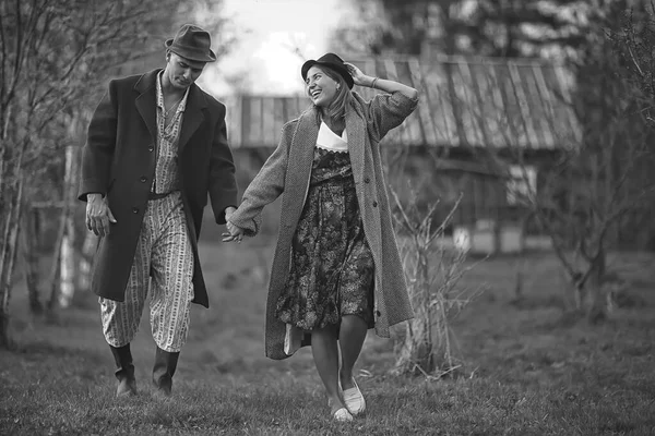 Aşk Köyündeki Klasik Çift Siyah Beyaz Fransız Retro Erkek Kadın — Stok fotoğraf