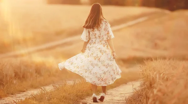女の子はドレス小麦の夏のフィールドで実行されます 日没晴れた日の概念の自由幸福 — ストック写真