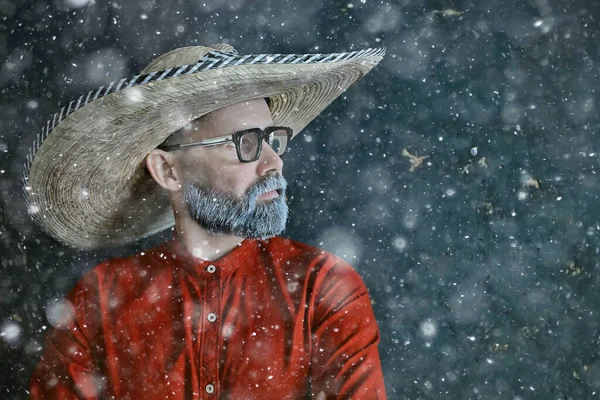 头戴帽檐的男人 墨西哥风格 拉丁裔美国人 寒冷的冬季圣诞节背景 — 图库照片