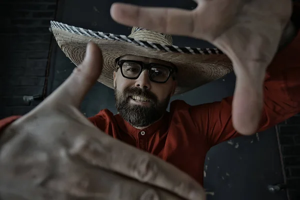 Hombre Sombrero Paja Con Ala Los Gestos Del Estudio Con —  Fotos de Stock