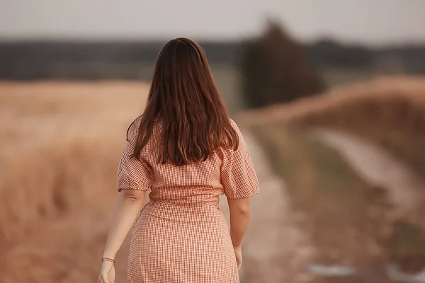 Mulher Caminha Por Campo Trigo Verão Uma Vista Das Costas — Fotografia de Stock