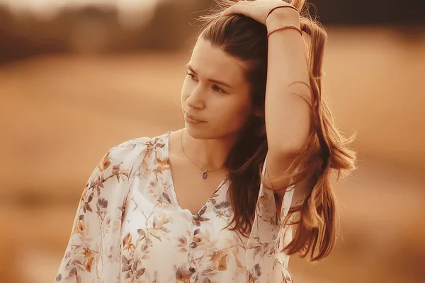 Jeune Brune Été Avec Les Cheveux Longs Dans Champ Personne — Photo