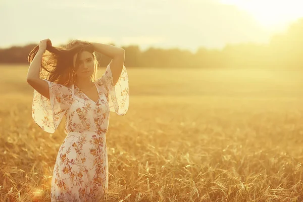 フィールド小麦サンセットガール夏の風景アウトドアアクティビティコンセプト抽象的な自由の女 — ストック写真
