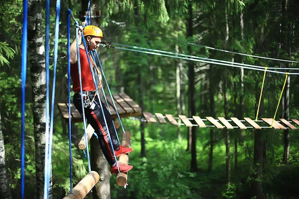 Męski Park Linowy Trening Aktywności Świeżym Powietrzu Facet Mężczyzna Ekstremalny — Zdjęcie stockowe