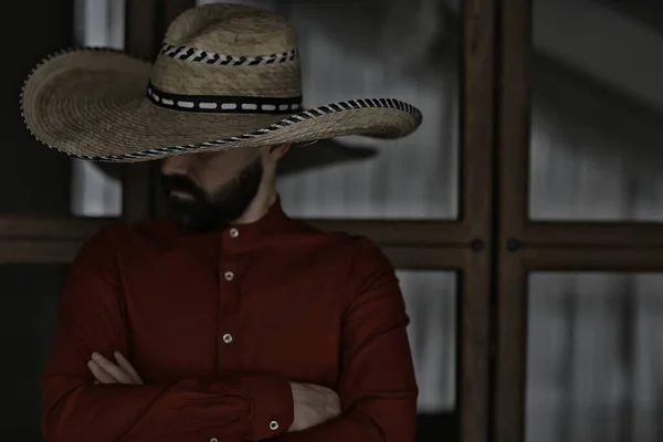 つば付きの帽子で船尾カウボーイ レトロなヴィンテージスタイル 怒っている男野生西欧 — ストック写真