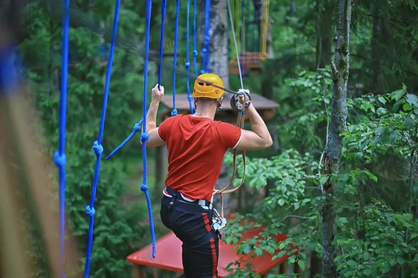 Männlicher Kletterer Seilpark Outdoor Aktivitätstraining Kerl Mann Extremwochenende Wald — Stockfoto