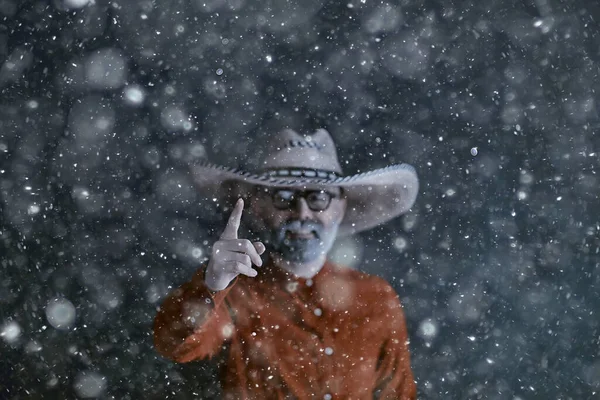 Mężczyzna Sombrero Kapelusz Rondem Meksykański Styl Ameryki Łacińskiej Śnieg Zimno — Zdjęcie stockowe
