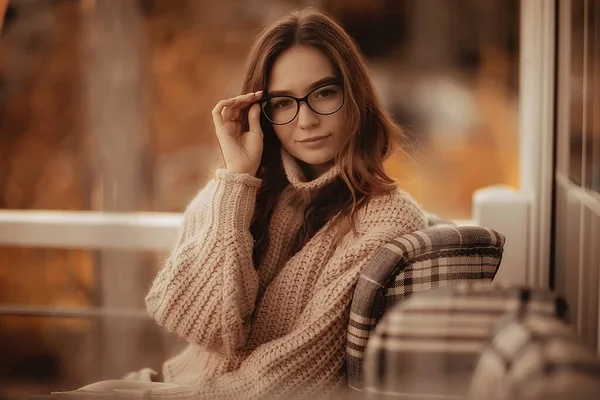 Young Girl Cafe Youth Lifestyle Concept Girl Glasses Looking — Stock Photo, Image