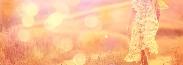 Польова Дівчина Захід Сонця Пшениці Літній Пейзаж Концепція Активності Відкритому — стокове фото